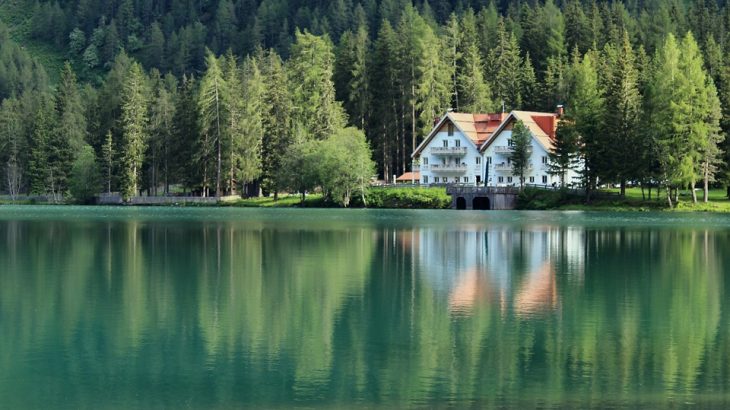 How Lake Houses Offer A Reliable Balance Of Lifestyle & Equity Growth